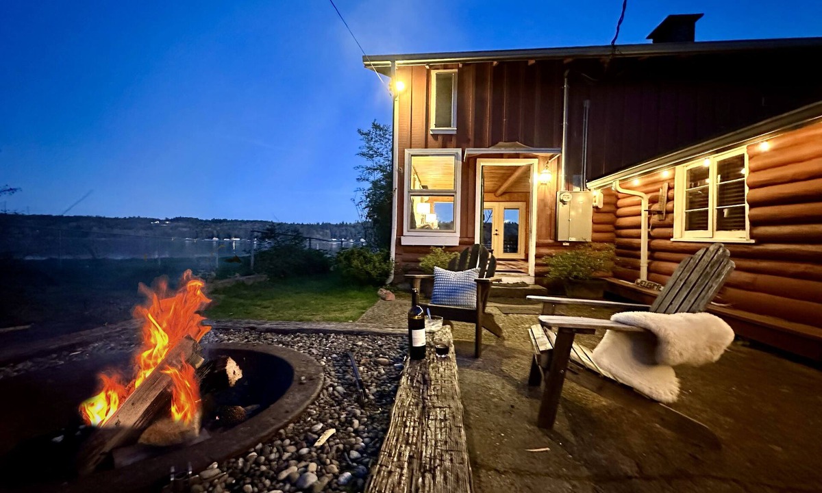 Belfair House | Waterfront cabin with hot tub, fire place