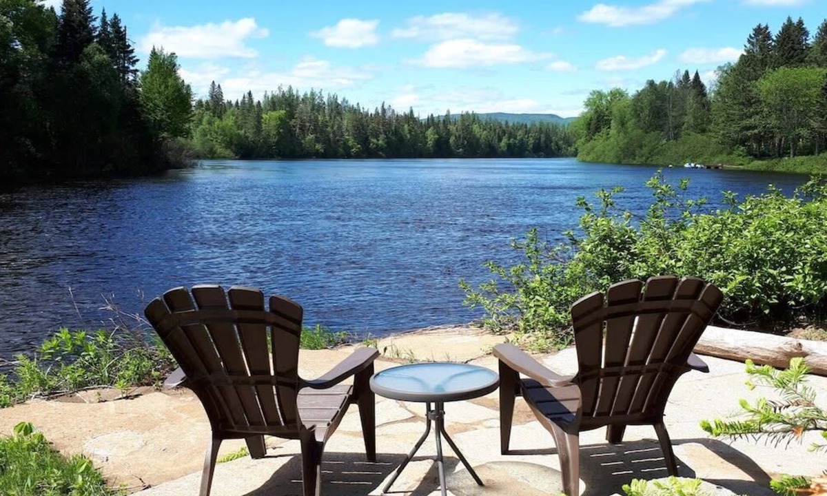 Shannon Ski Chalet | Waterfront Cabin with Spa | Le Grand Héron