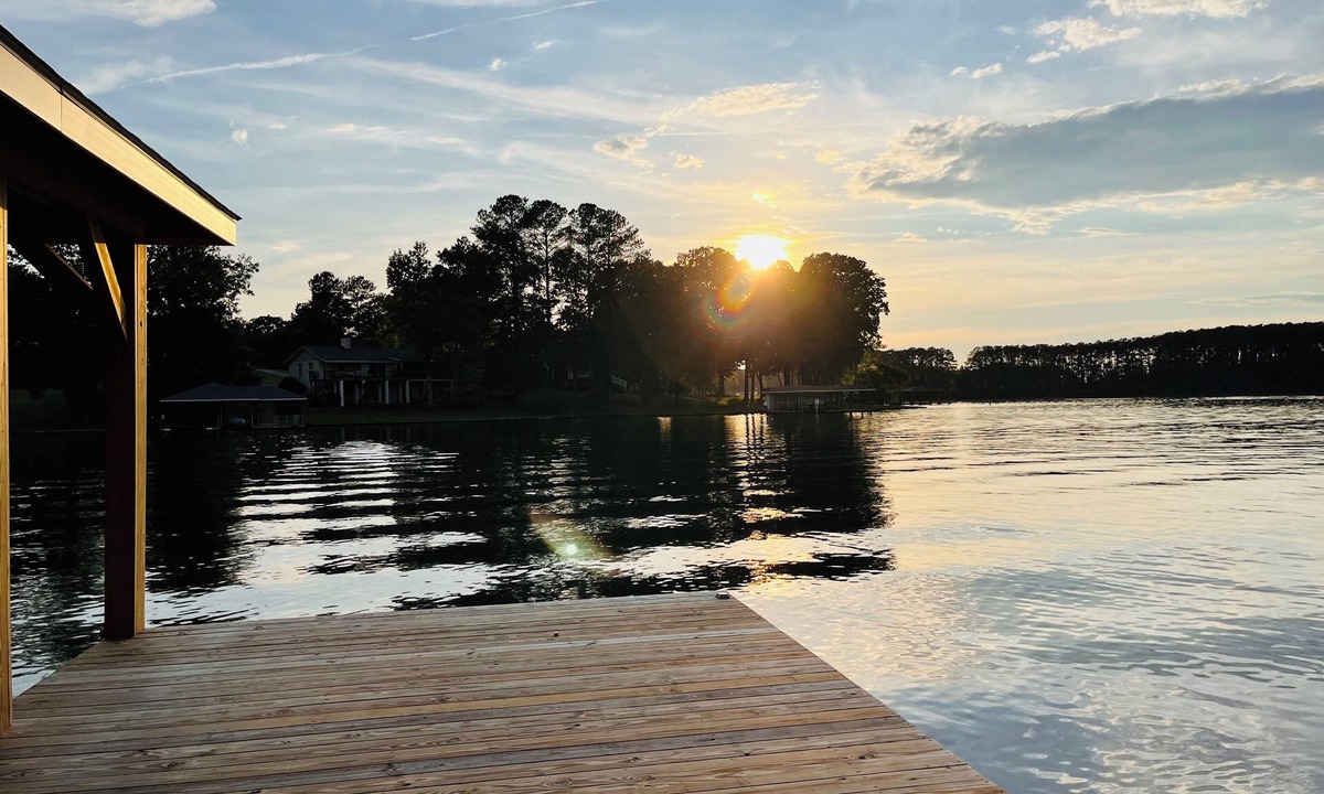 Littleton House | Waterfront Cabin with Firepit, Best Sunset views. 5 mins from DT Littleton
