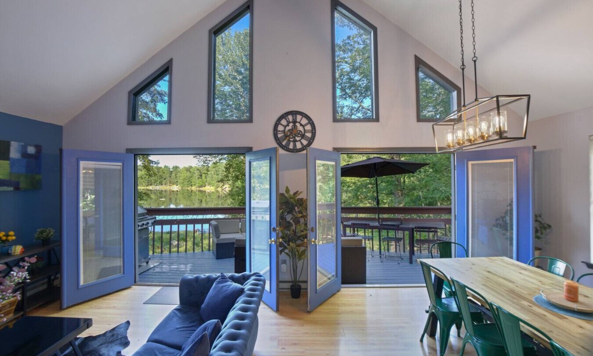 East Stroudsburg House | Waterfront Chalet W hot-tub & Pool