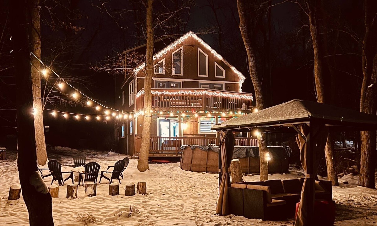 East Stroudsburg Villa | Waterfront Chalet W hot-tub & Pool by RedAwning