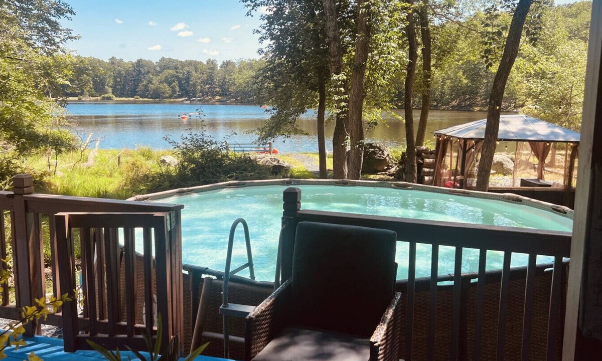 East Stroudsburg House | Waterfront Chalet W hot-tub & Pool