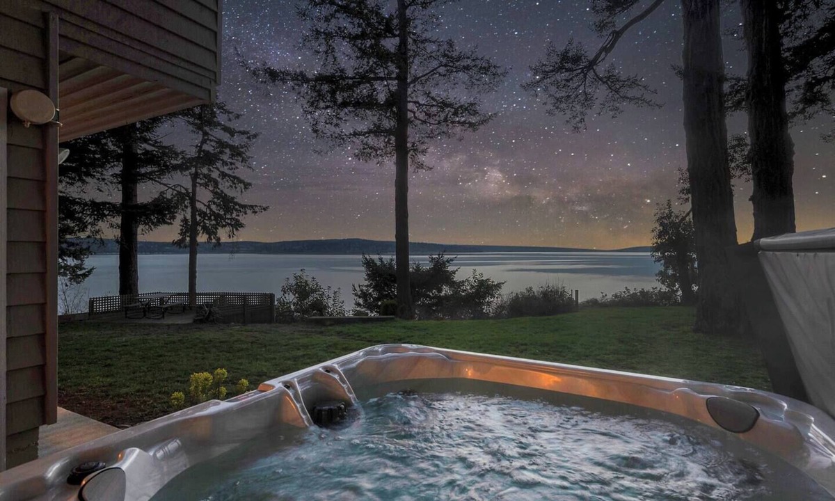 Camano Island Ski Chalet | Waterfront Chalet Wildlife Watching, and a Hot Tub