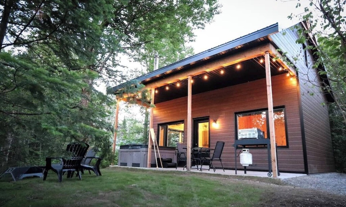 Shannon House | Waterfront Chalet with Spa | Le Geai Bleu