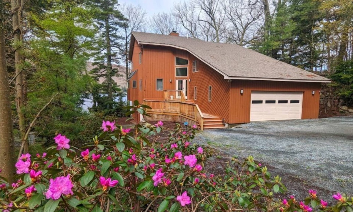Newbury House | Waterfront Charm on Lake Sunapee