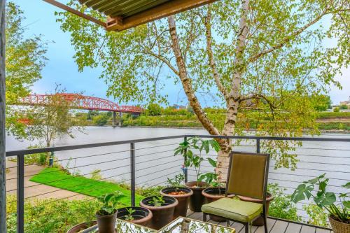 Old Town Chinatown Apartment | Waterfront Condo, 25ft from riverwalk, Pool & HotTub