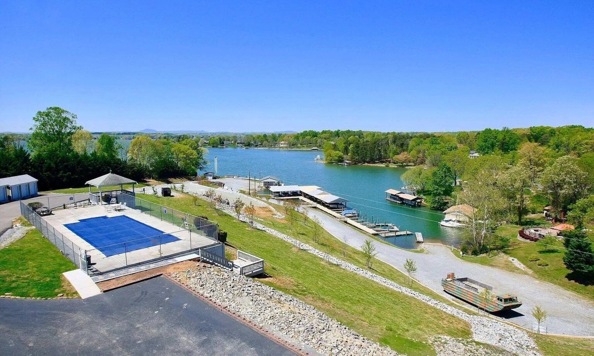 Huddleston Condo | Waterfront Condo with Pool for Romantic Getaways and Fisherman. Pet Friendly!