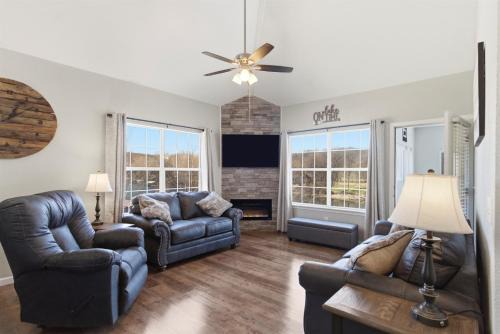 Branson Apartment | Waterfront Condo with Resort Pool