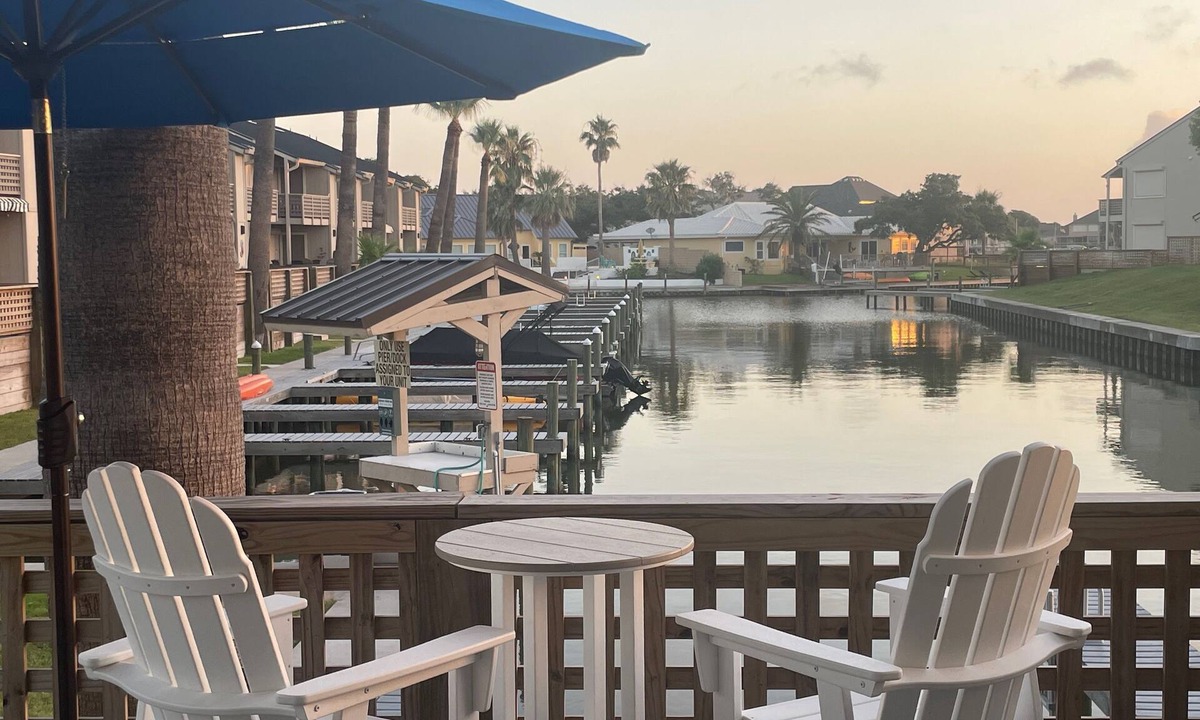 Harbor Oaks House | Waterfront condo with pool, slip and pickelbaal