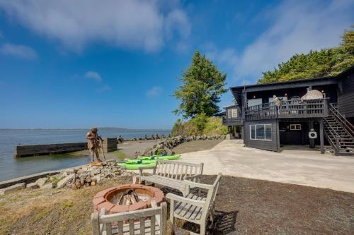 Barview House | Waterfront Coos Bay Retreat with Kayaks!
