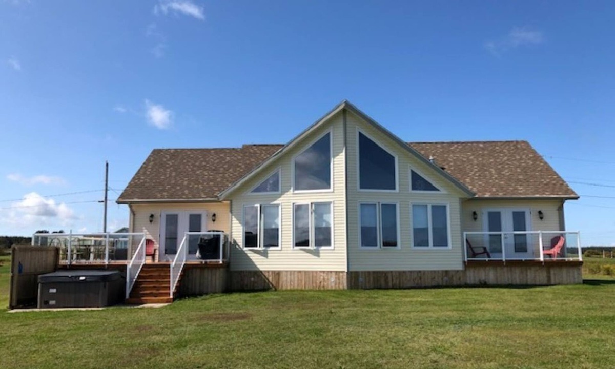 Brackley Beach Cottage | Waterfront cottage on beautiful Brackley Bay