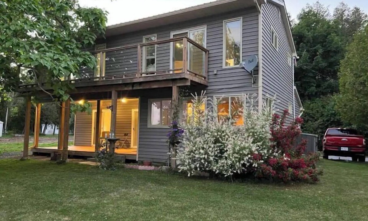 Batawa Cottage | Waterfront Cottage facing Lake Ontario with 3 bedrooms, two bathrooms