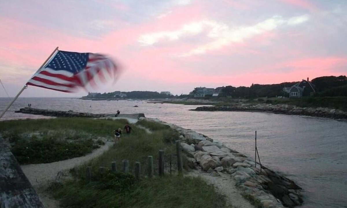 Silver Beach House | Waterfront Cottage surrounded by beach