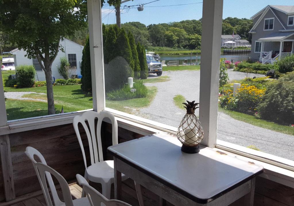 Aquebogue House | Waterfront Cottage 5