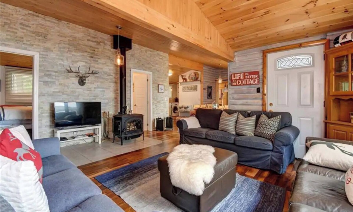 Selwyn Cottage | Waterfront Cottage ~ Fireplace ~ Kawartha