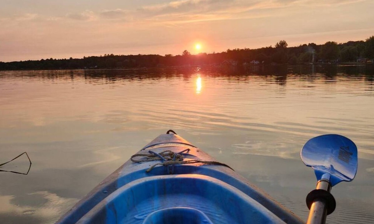 Springwater Cottage | Waterfront Cottage - Hot tub, kayaks, AC, wifi, 4 br, 1 hr 15 mins from Toronto