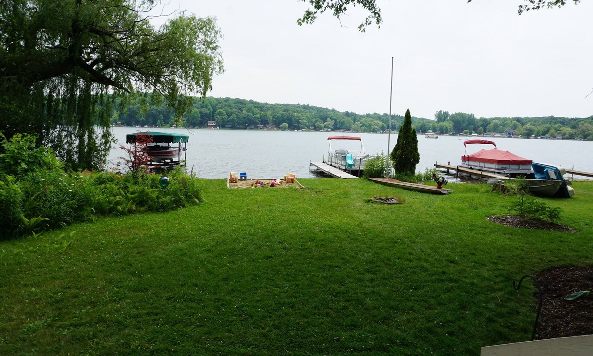 Brooklyn Cottage | WATERFRONT COTTAGE IN IRISH HILLS