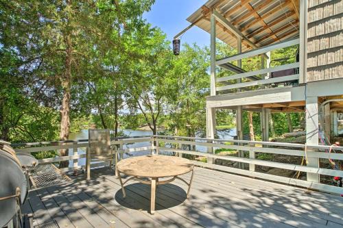 Fort Towson House | Waterfront Cottage in Fort Towson w/2 Decks!