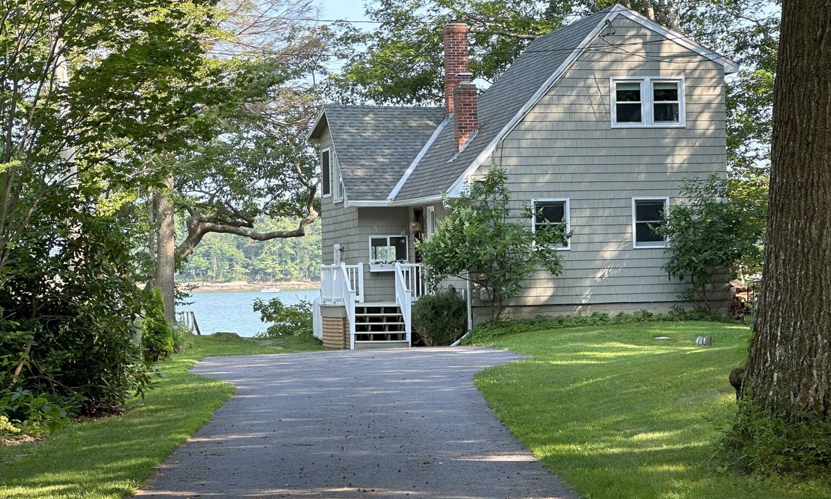 Freeport House | Waterfront Cottage in Freeport