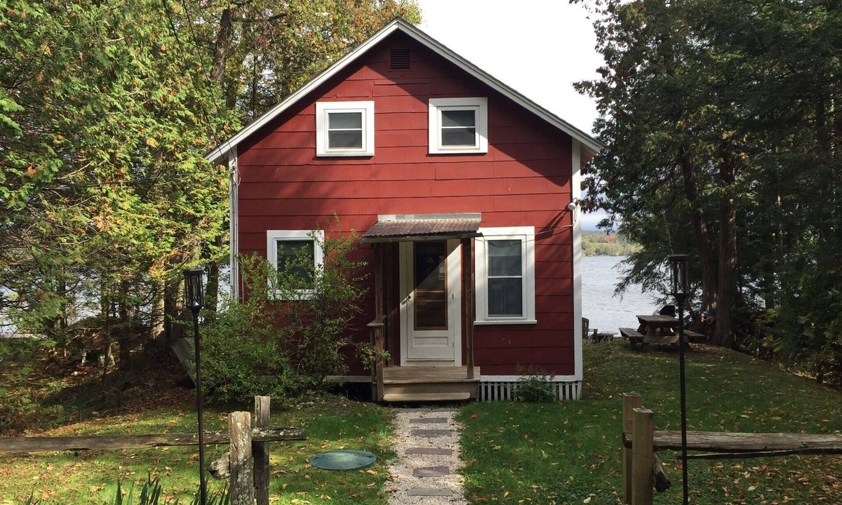 Derby Cottage | Waterfront Cottage Lake Salem.