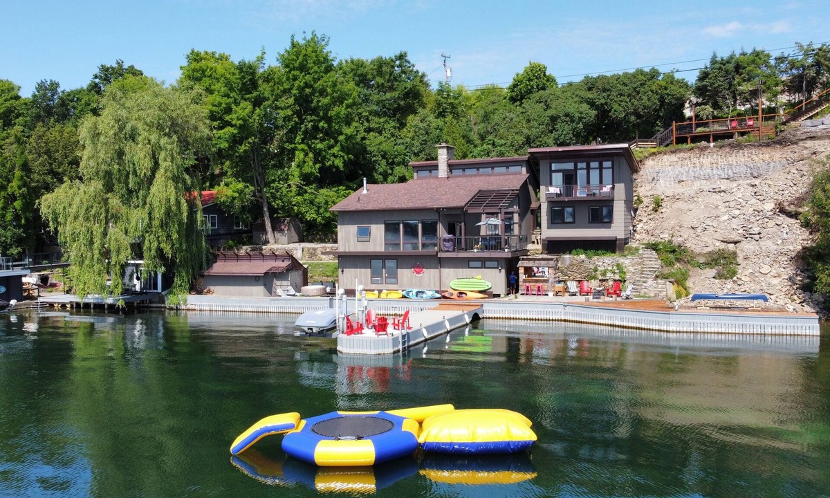 Addison House | Waterfront Cottage With Unique Design