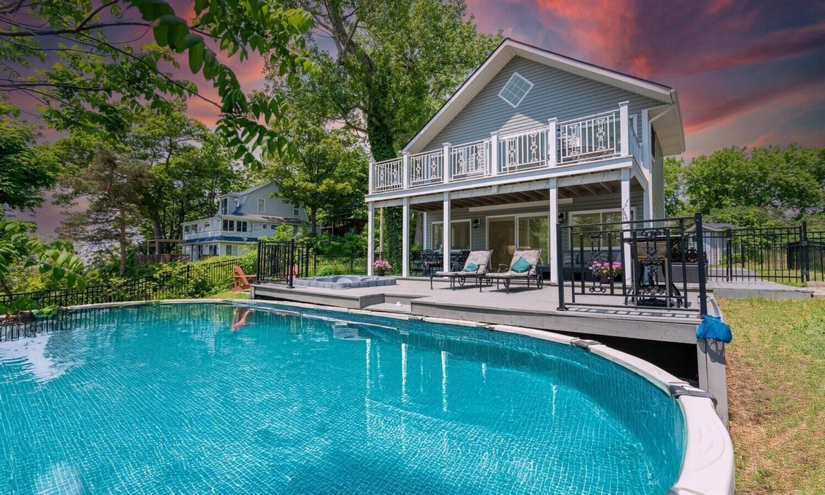 Crystal Beach House | Waterfront Cottage w/Pool! Beach Access