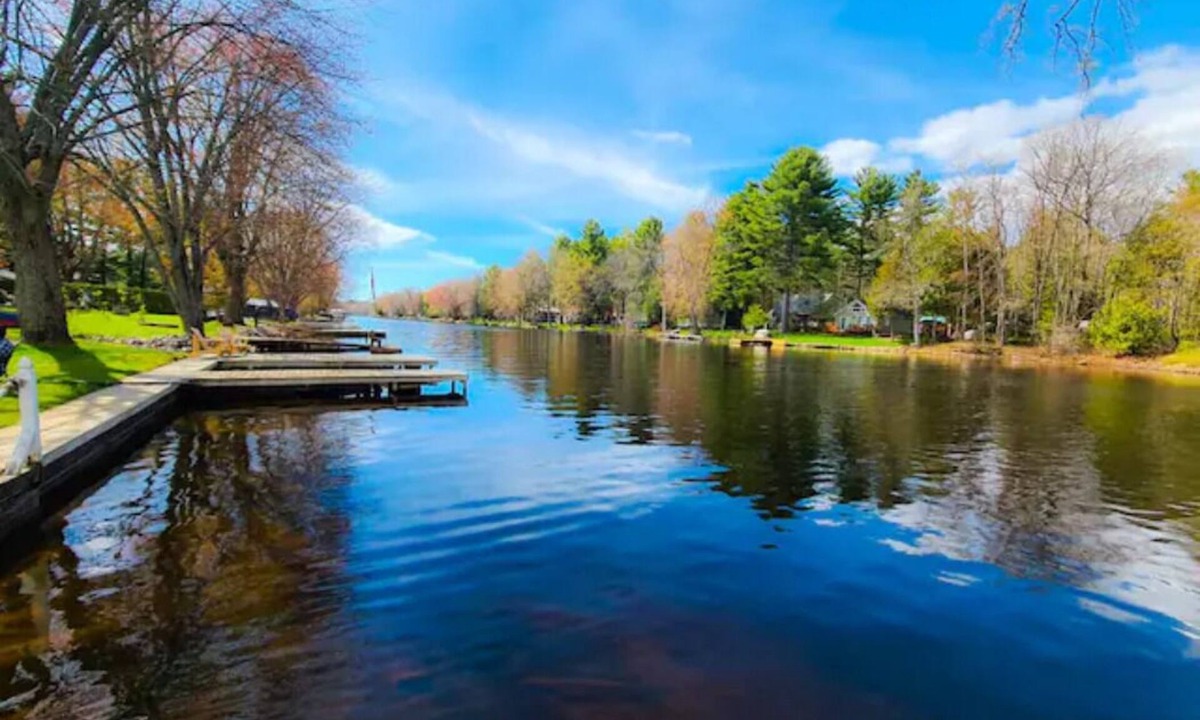 Severn Bridge Cottage | 🌊Waterfront Cottage w/Dock, 🔥Hot Tub & Sauna | Fishing & Boating | Sleeps 8