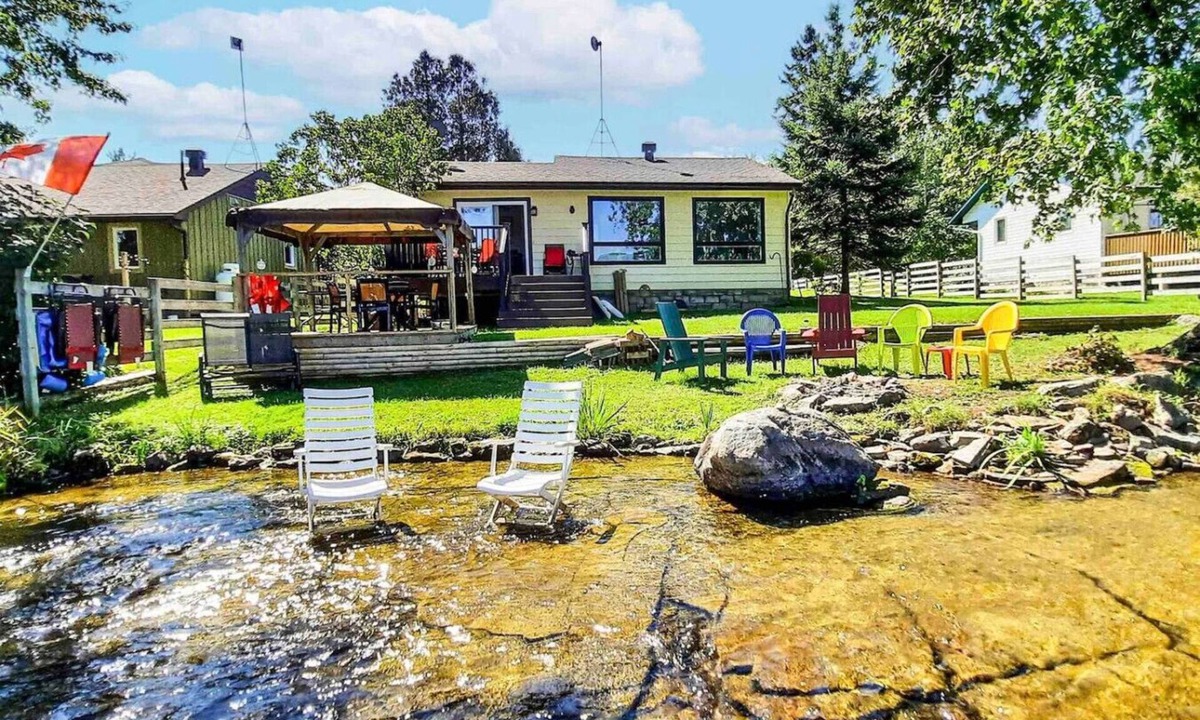 Drummond-North Elmsley Cottage | Waterfront Cottage, Wi-Fi, Netflix Dog Friendly