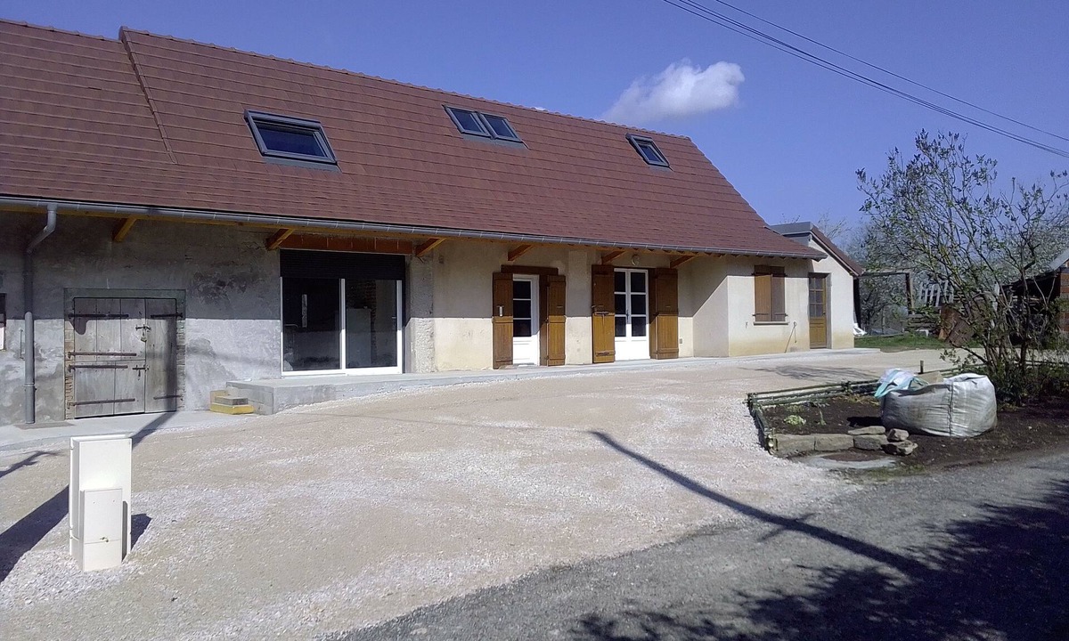 Frangy-en-Bresse House | Waterfront country property