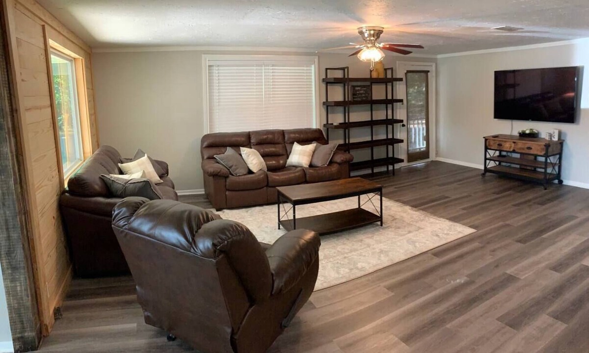 Smith County Cottage | WATERFRONT! - County Line Cove