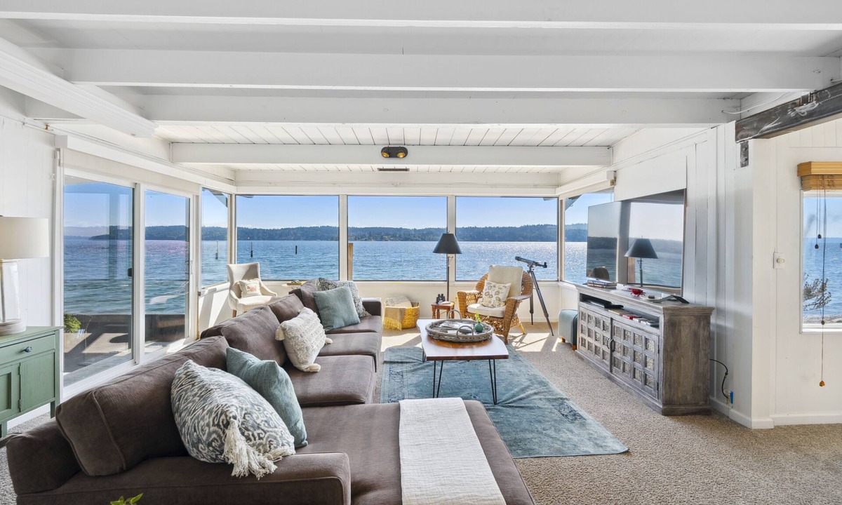 Vashon Island House | Waterfront-Cozy Cottage on the Water! Best view of PNW Moody Season. Green Clean