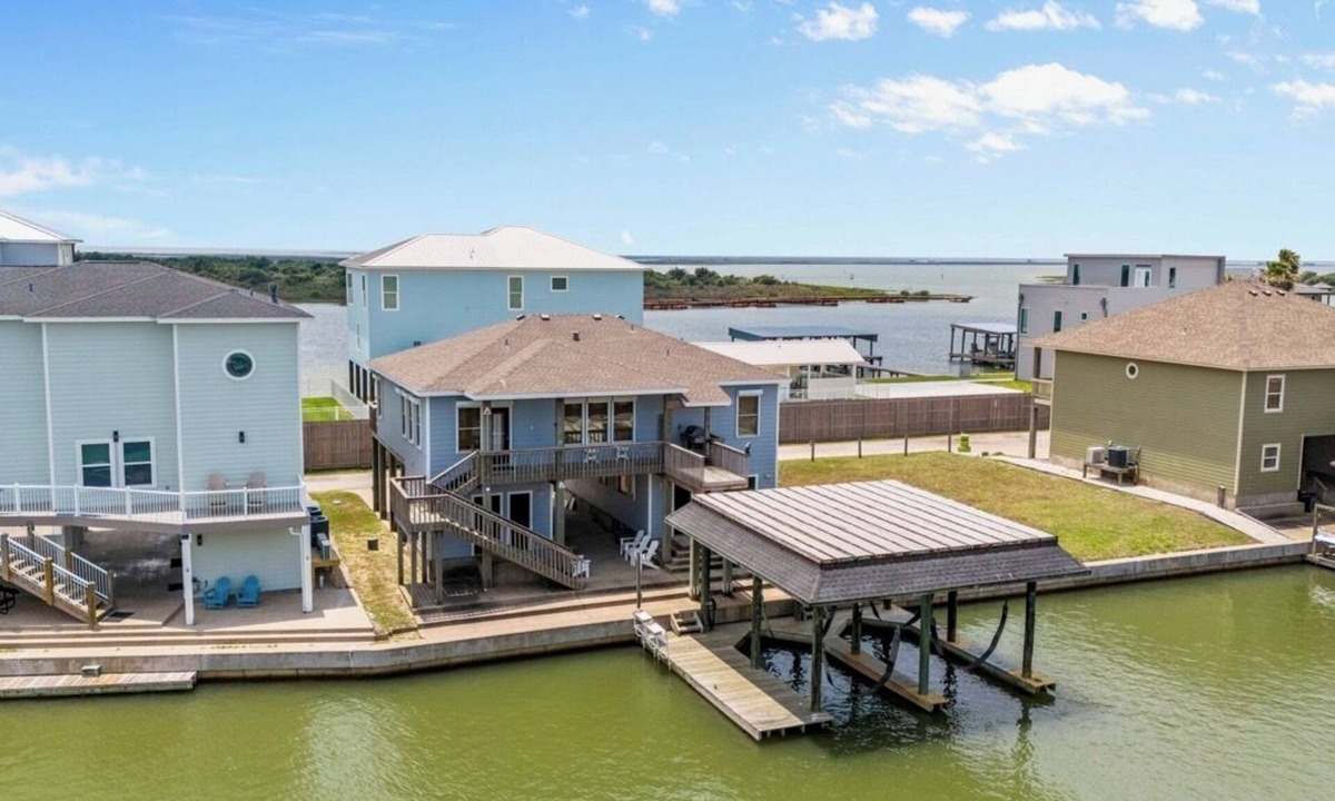 Port O Connor House | WATERFRONT Dee's Galley 2 Boat Slips Lifts