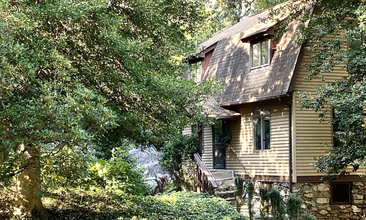 Morrisville Cabin | Waterfront Delaware River, Cozy, 5-star Lodge, a Bucks County Historic Gem
