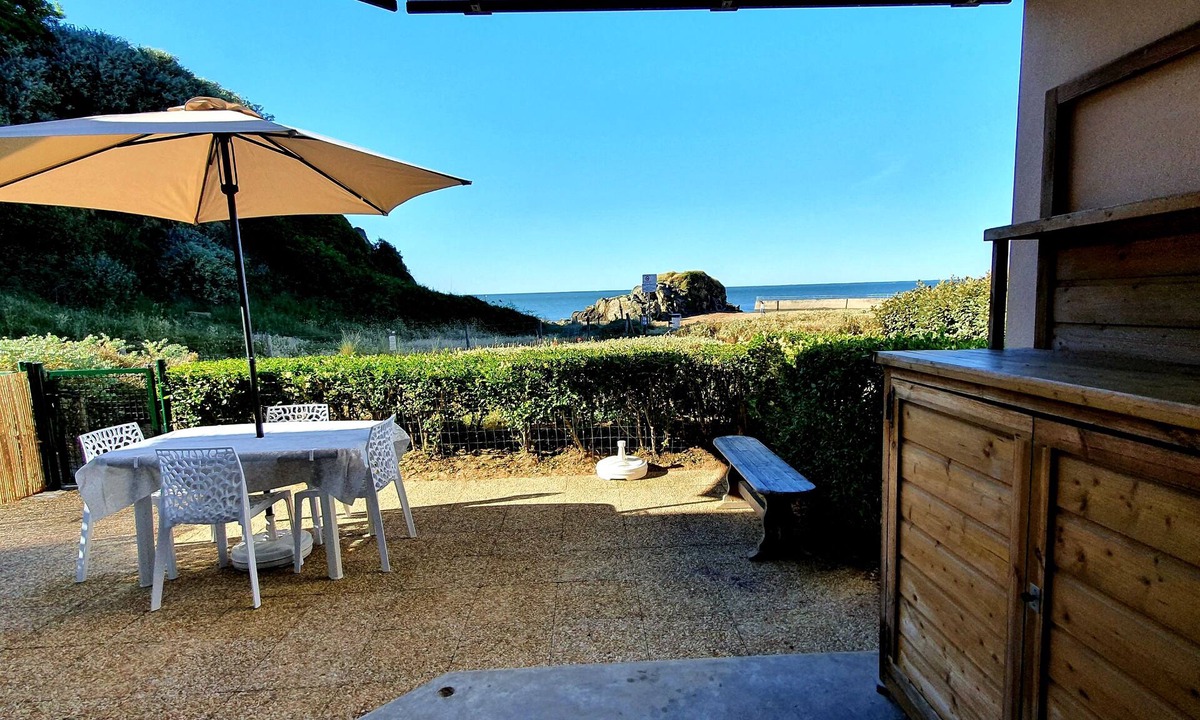 Saint-Marc-sur-Mer Apartment | Waterfront - Direct access to the beach - 26 m² terrace - Seafront