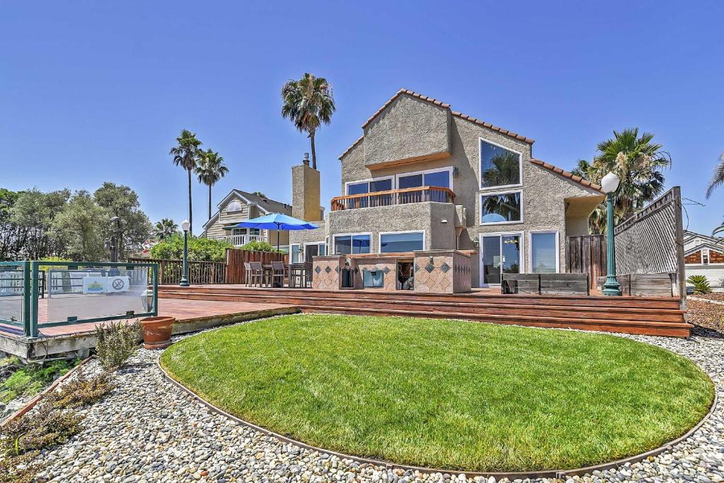 Discovery Bay House | Waterfront Discovery Bay Home Outdoor Bar and Dock