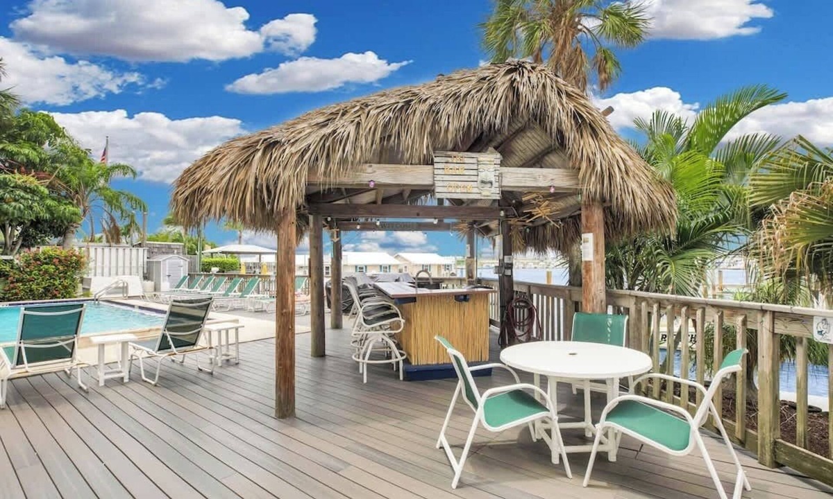 Meadows Condo | Waterfront Dock Pool Downtown Near Duval Pet
