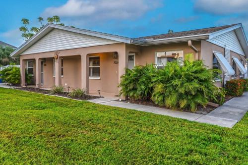 Laurel House | Waterfront duplex, walk to the beach