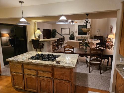 Discovery Bay House | Waterfront Elegance