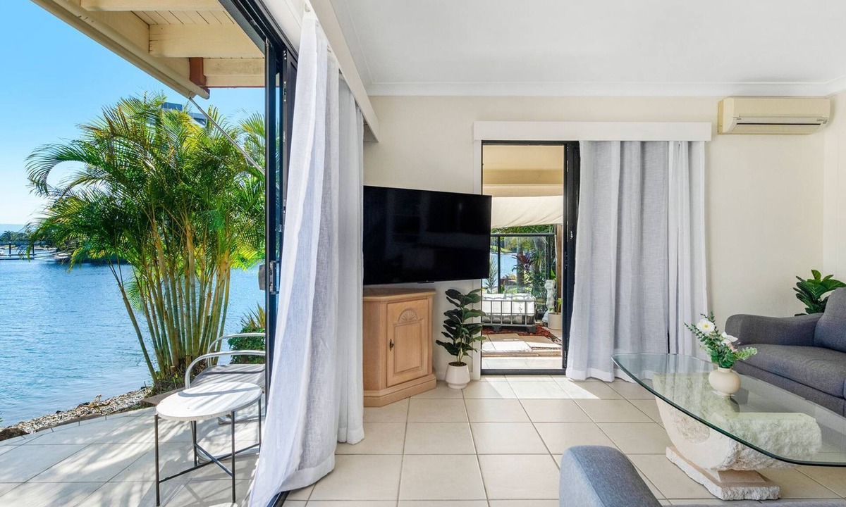 Mermaid Waters House | Waterfront Escape in Mermaid Waters