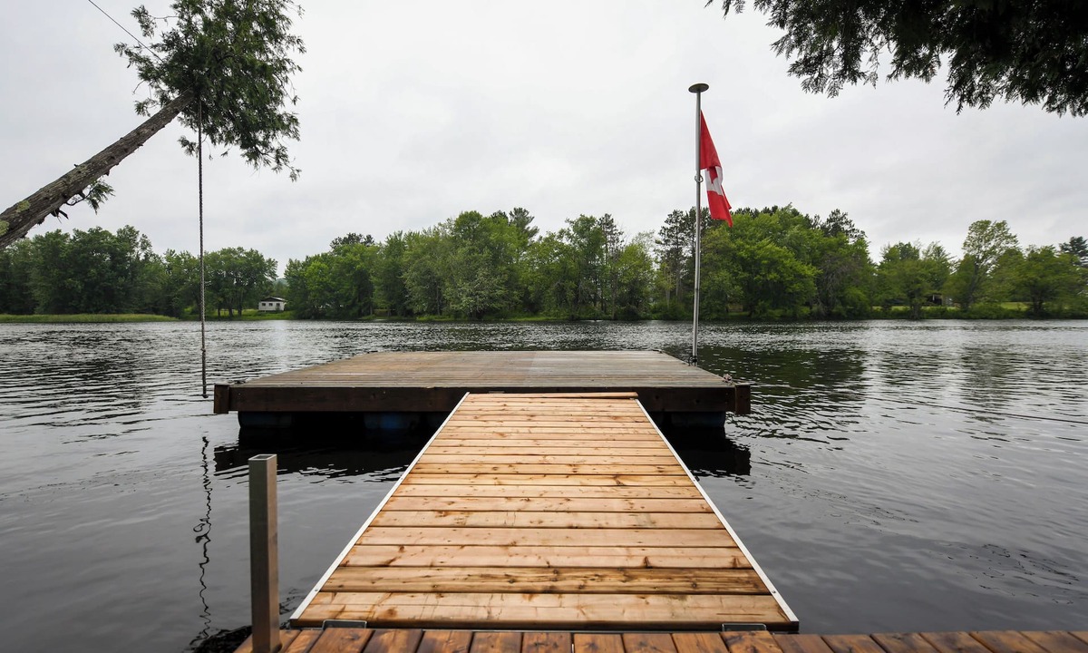 Brudenell House | Waterfront Escape - Hot Tub, Large Dock, Beach Volley Ball, Fire Pit, King Beds