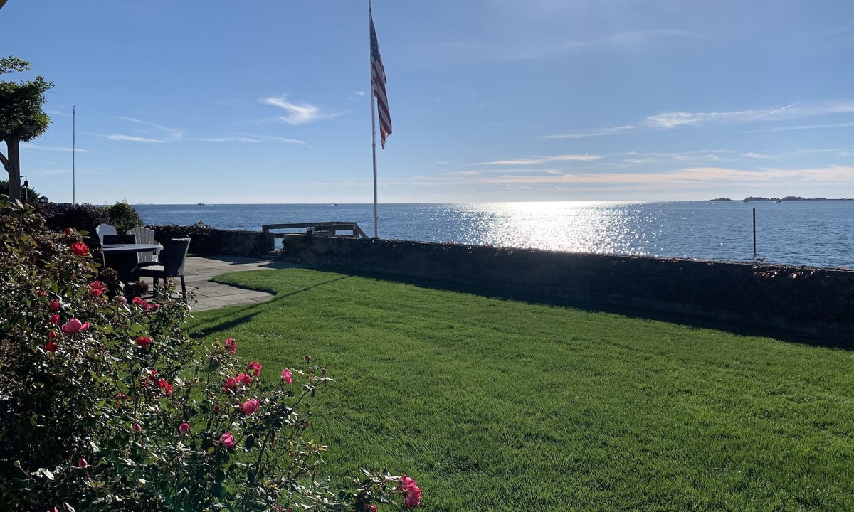 Clinton House | Waterfront Escape