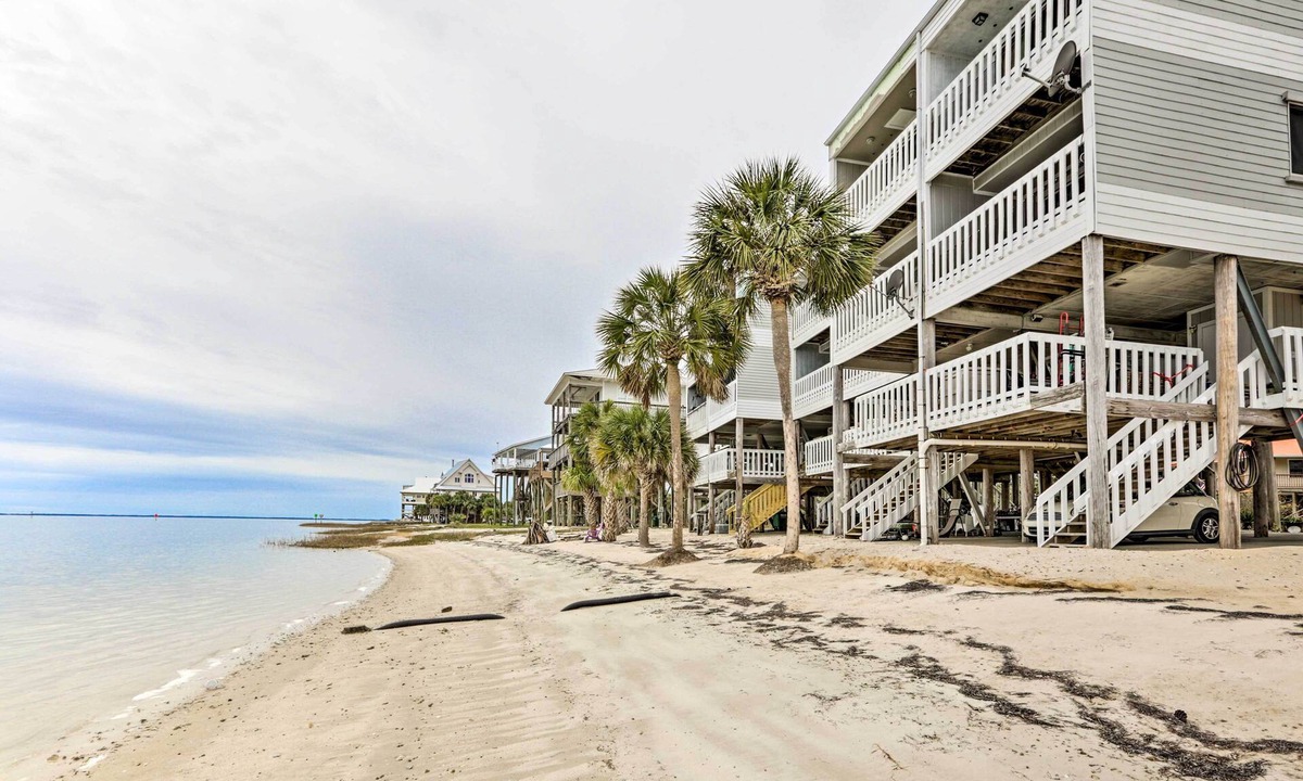 Crawfordville House | Waterfront Escape w/Balcony on Shell Point Beach!