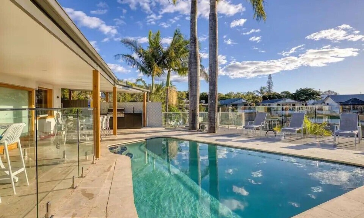 Broadbeach Waters House | Waterfront Family Entertainer