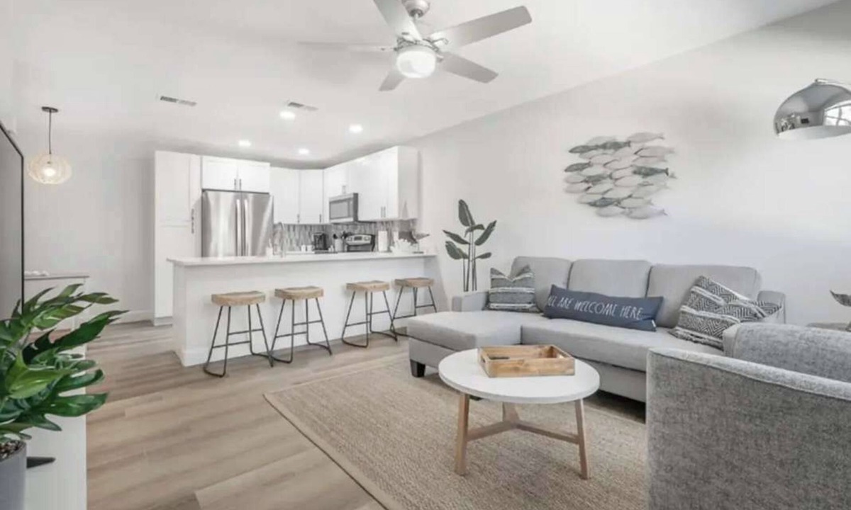 Apollo Beach House | Waterfront-Family & Pet Friendly for 6