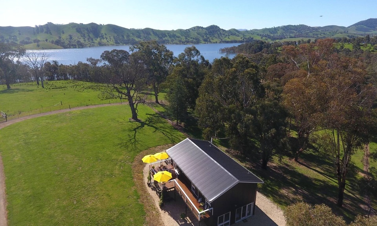 Mansfield House | Waterfront Farm Stay