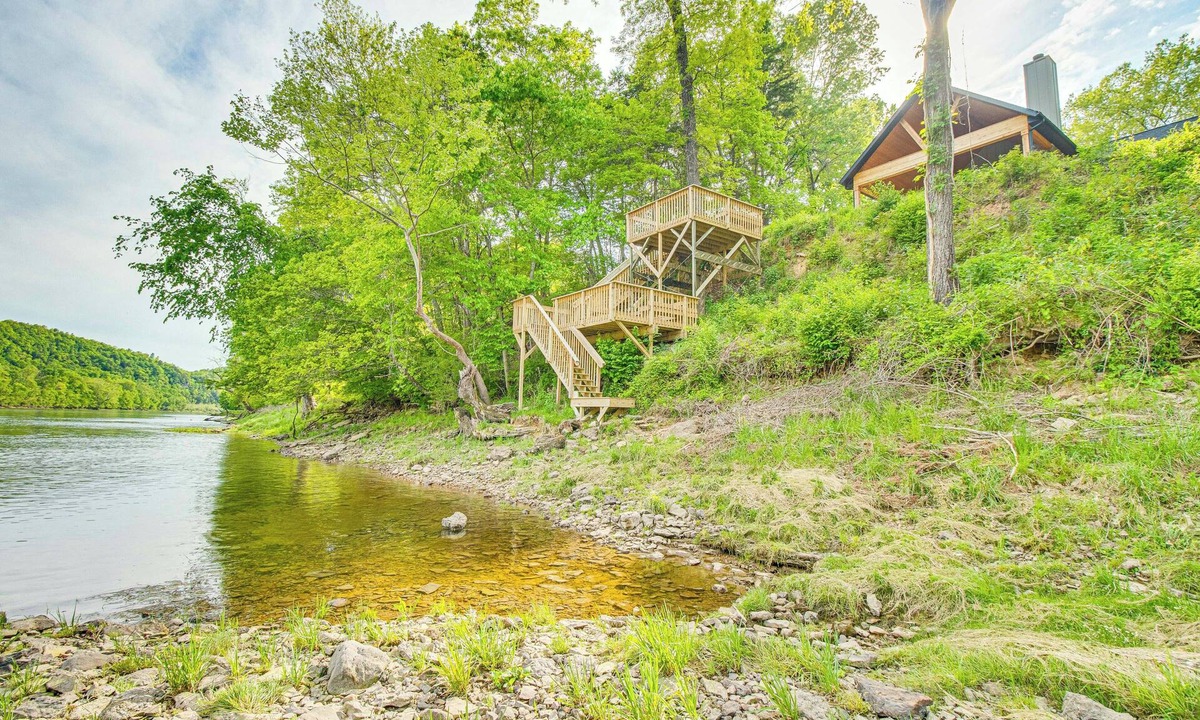 Gassville Cottage | Waterfront Flippin Retreat w/White River Access!