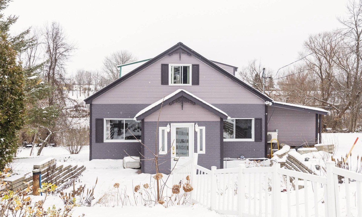 Sainte-Martine House | Waterfront Fully Furnished Pet-Friendly All-Inclusive