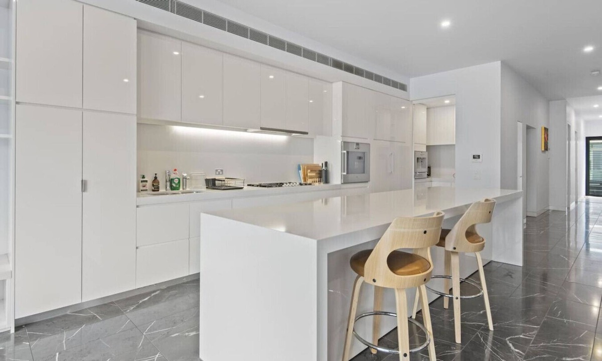 Docklands House | Waterfront Gem in Dockland Expansive 5BR/4BA