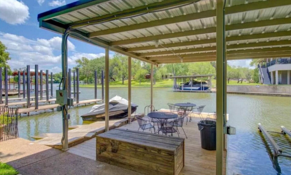 Kingsland House | Waterfront Getaway~Lake Access~Deck~BBQ Grill
