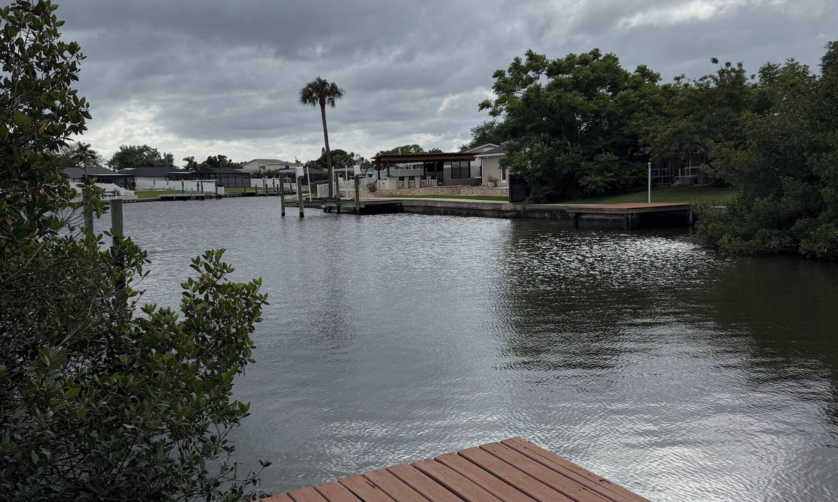 Bay Crest Park House | Waterfront Getaway - Prime Location - Big Backyard